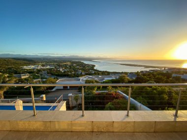 Plettenberg Körfezi, Keurboomsrivier ve Hint Okyanusu üzerindeki panoramik manzara, gün doğumunda Güney Afrika