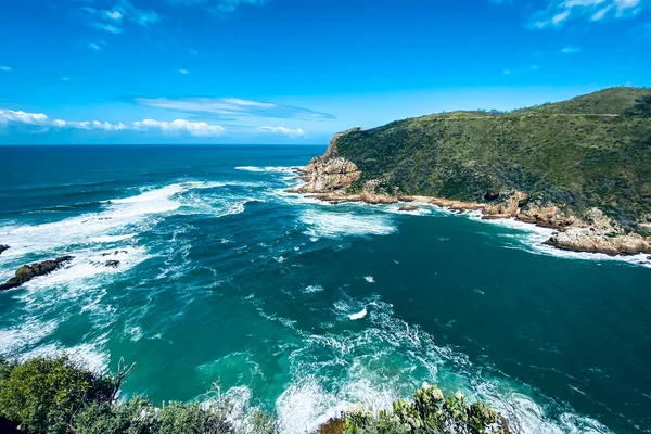 Batı Knysna Head 'in manzarası, Güney Afrika mavi gökyüzüne karşı