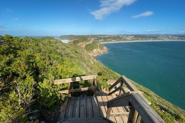 Hint Okyanusu sahillerinin manzarası ve Robberg Doğa Rezervi, Plettenberg Körfezi, Güney Afrika mavi gökyüzüne karşı