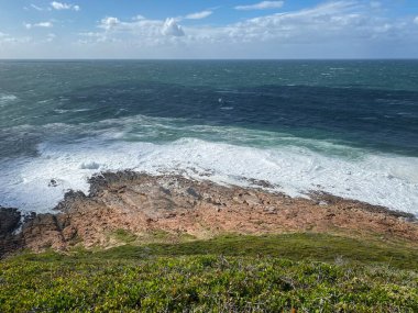 The Point 'in Robberg Doğa Koruma Alanı yürüyüş yolu boyunca manzarası, Plettenberg Körfezi, Güney Afrika.
