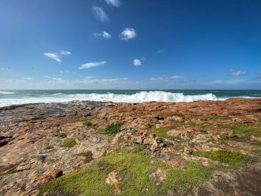 Dalgaların Robberg Doğa Koruma Alanı boyunca kayalara çarptığı manzara. Plettenberg Körfezi, Güney Afrika..