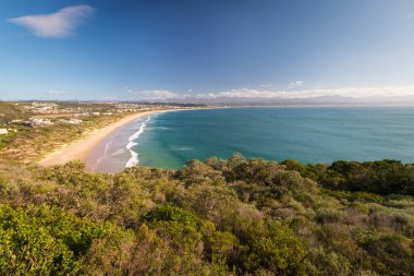 Plettenberg Körfezi manzaralı Solar Beach, Sanctuary Beach, Robberg 5 plajı, Güney Afrika mavi gökyüzüne karşı