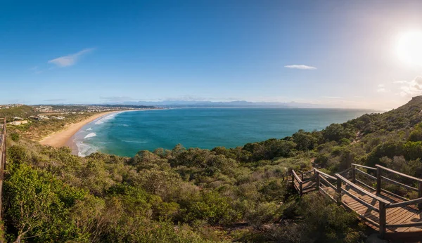Plettenberg Körfezi manzaralı Solar Beach, Sanctuary Beach, Robberg 5 plajı, Güney Afrika mavi gökyüzüne karşı