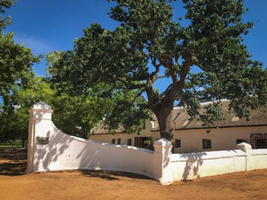 Güney Afrika, Paarl yakınlarındaki Babylonstoren çiftliğinde Hollanda mimarisi tarzında tarihi bina, mavi gökyüzüne karşı