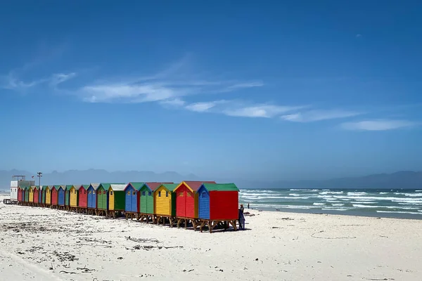 南非开普敦附近Muizenberg著名的五彩缤纷的海滨别墅 背靠蓝天 背景是霍滕托特荷兰山脉 — 图库照片