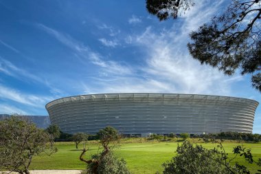 Cape Town, Güney Afrika 4 Kasım 2019: Mavi gökyüzüne karşı Cape Town Stadyumu.