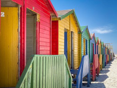 Cape Town, Güney Afrika yakınlarındaki Muizenberg 'deki ünlü renkli yazlık evleri mavi gökyüzüne karşı