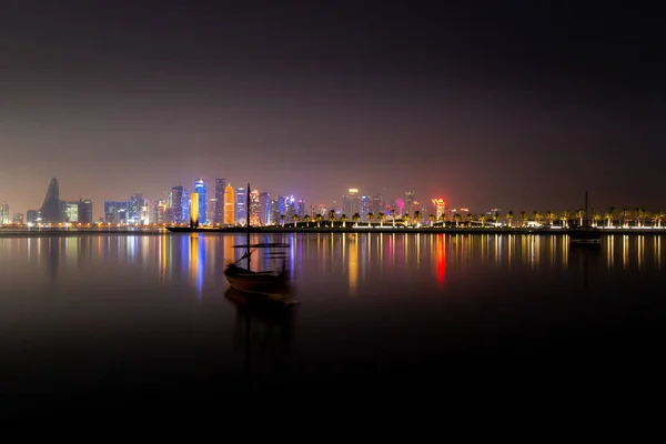Coloful Illuminated Skyline Doha Night Traditional Wooden Boat Called Dhow — Fotografia de Stock
