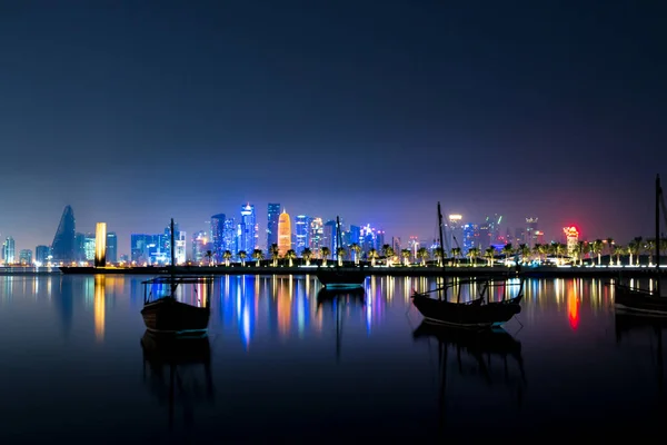 Coloful Illuminated Skyline Doha Night Traditional Wooden Boats Called Dhows — Stock Photo, Image