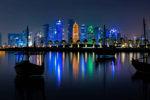 카타르 2019 어두운 하늘을 배경으로 카타르 중동의 전경에 다우라는 전통적 — 스톡 사진
