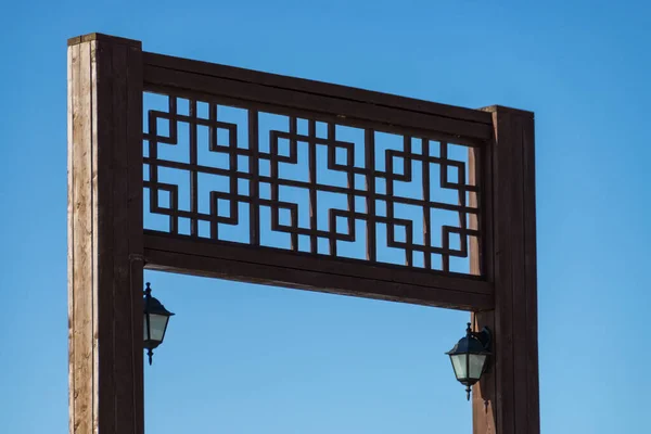 Decorativo Asiático Ornamentos Cima Cais Madeira Passarela Contra Céu Azul — Fotografia de Stock