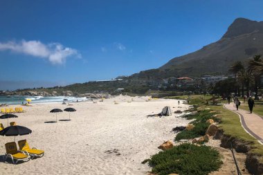 Cape Town, Güney Afrika 5 Kasım 2019: Kamp Körfezi Sahili ve Glen Sahili 'nin mavi gökyüzüne karşı manzarası.