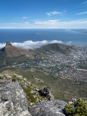 Cape Town, Güney Afrika 'nın panoramik manzarası. Aslanlar yaklaşan bulutlarla birlikte Masa Dağı' nın tepesinden geliyor.