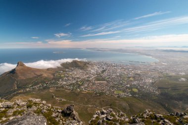 Lions Head ve Robben Adası ile Cape Town 'un güzel panoramik manzarası Masa Dağı' nın tepesinden görüldü.