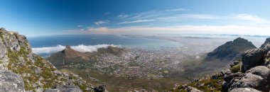 Lions Head ve Robben Adası ile Cape Town 'un güzel panoramik manzarası Masa Dağı' nın tepesinden görüldü.