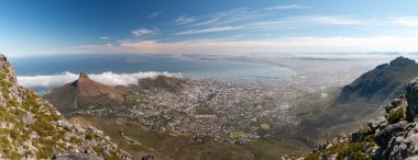 Lions Head ve Robben Adası ile Cape Town 'un güzel panoramik manzarası Masa Dağı' nın tepesinden görüldü.