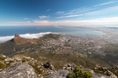 Lions Head ve Robben Adası ile Cape Town 'un güzel panoramik manzarası Masa Dağı' nın tepesinden görüldü.