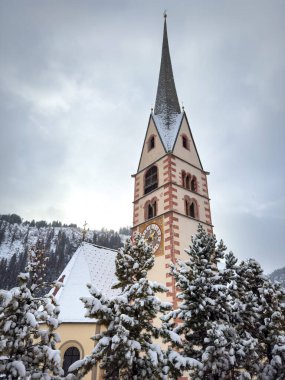 14. yüzyılda inşa edilen Aziz Christina Kilisesi, İtalya 'nın Val Gardena kentindeki en eski kilise ve bulutlu gökyüzüne karşı sivri çan kulesi ve süslü saat yüzüyle göze çarpıyor.