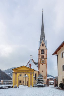 14. yüzyılda inşa edilen Aziz Christina Kilisesi, İtalya 'nın Val Gardena kentindeki en eski kilise ve bulutlu gökyüzüne karşı sivri çan kulesi ve süslü saat yüzüyle göze çarpıyor.