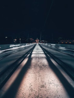 Avusturya 'nın Salzburg Muelln-Altstadt tren istasyonuna bağlanan Salzach Nehri' nin karşısındaki bir demiryolu köprüsündeki aydınlık patika..