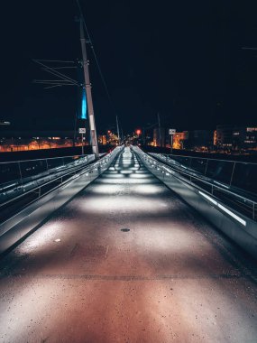 Avusturya 'nın Salzburg Muelln-Altstadt tren istasyonuna bağlanan Salzach Nehri' nin karşısındaki bir demiryolu köprüsündeki aydınlık patika..