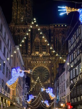 Melekler ve sicim ışıkları, Fransa 'nın Alsace kentinde düzenlenen festival sezonunda Merciere Caddesi' ni Strasbourg Katedrali Notre Dame 'a kadar aydınlatıyor.