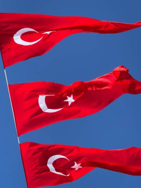 İstanbul 'da yakalanan açık mavi gökyüzüne kırmızı Türk bayrakları hilal ve yıldız dalgalanıyor