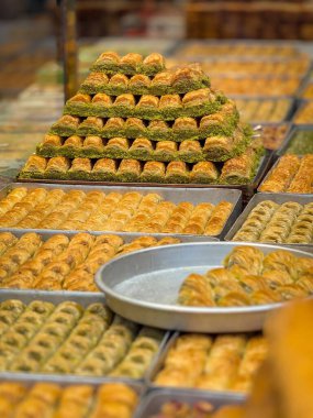 Bir Türk fırınında sergilenmekte olan pekmez kaplı tepsiler, üzerinde şam fıstığı sarısı, parlak ve taze bir piramit yığını da dahil olmak üzere..