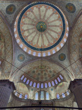 Türkiye 'nin başkenti İstanbul' da bulunan merkez kubbenin altına katmanlı kubbeleri, İznik fayansları, boyalı cam pencereleri ve asılı avizeleri olan Mavi Cami 'nin canlı içi
