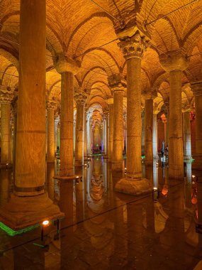 Bazilika Sarnıcı 'nın (Yerebatan Sarnici) simetrik görüntüsü: sığ sularda yansıtılan taş sütunlar ve tuğla kemerler, İstanbul, Türkiye' de atmosferik aydınlatma