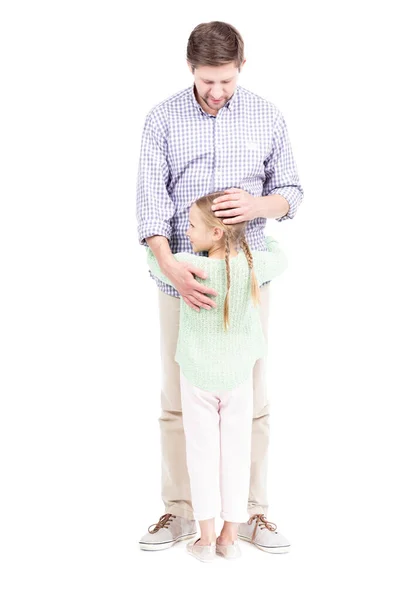 Dívka objímající svého otce — Stock fotografie