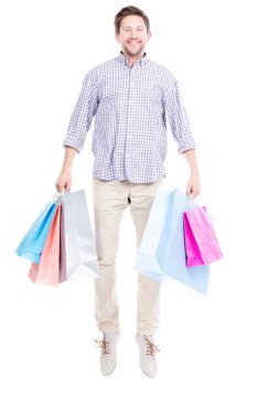 Alışveriş çantalı adam.