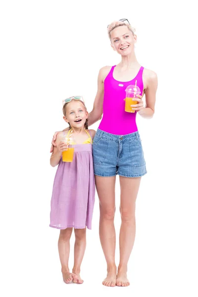 Мати і дочка п'ють сік — стокове фото