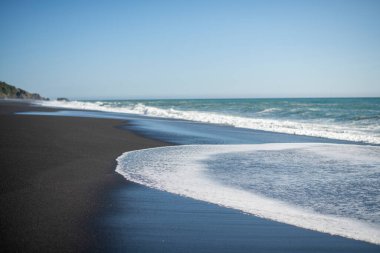 Dalgaları ve denizi olan güzel sahil