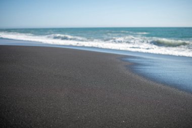 Sahildeki deniz dalgaları