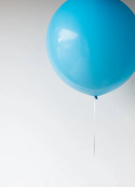 Hvite Ballonger Blå Bakgrunn – stockfoto