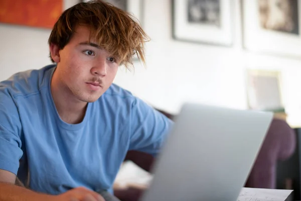 Hombre Joven Usando Ordenador Portátil —  Fotos de Stock