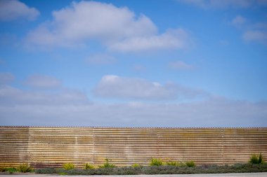 Beyaz tuğlalı bir binanın çatısından manzara, evin arka planı.