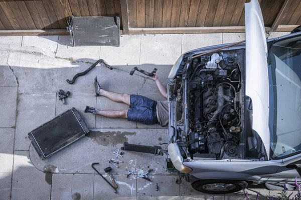 Broken Car Hood Lot Tools — Fotografia de Stock