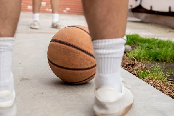 Jugador Baloncesto Sosteniendo Pelota Una Canasta — Foto de Stock