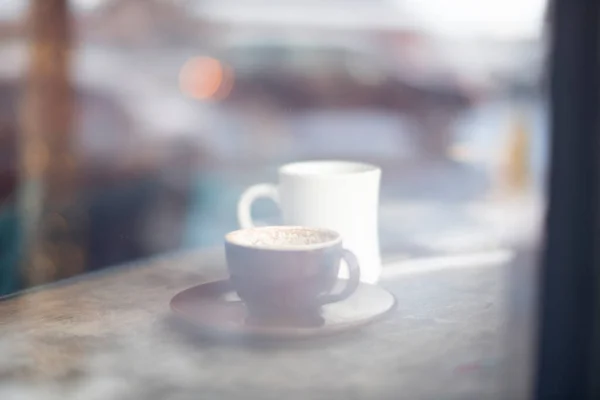 Φλιτζάνι Καφέ Ξύλινο Τραπέζι Στο Καφέ — Φωτογραφία Αρχείου