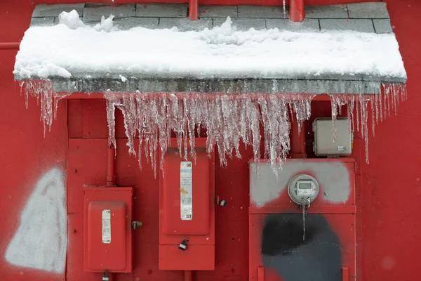 Icicles Visí Červené Buiding Blízkosti Užitkových Metrů — Stock fotografie