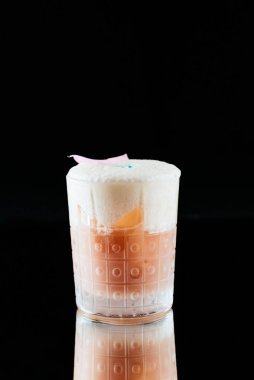 Aynada alkollü kokteyller