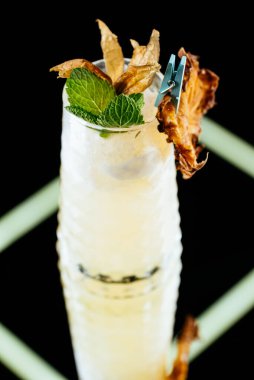 Aynada alkollü kokteyller