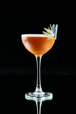 Aynada alkollü kokteyller