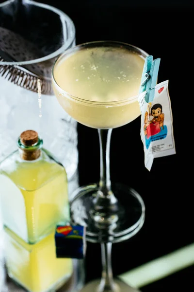 Alkoholische Cocktails Auf Spiegelhintergrund — Stockfoto