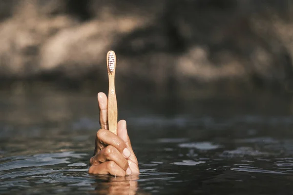 Tandenborstel Hand Uit Het Water Komen — Stockfoto