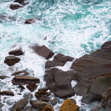 Kayalık sahil, dalgalar ve kaya dokusu