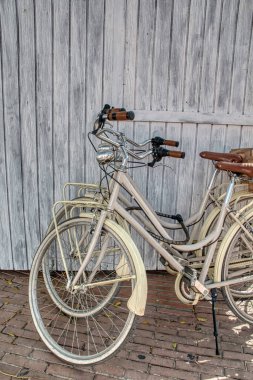 Birbirine tıpatıp benzeyen iki bisiklet.