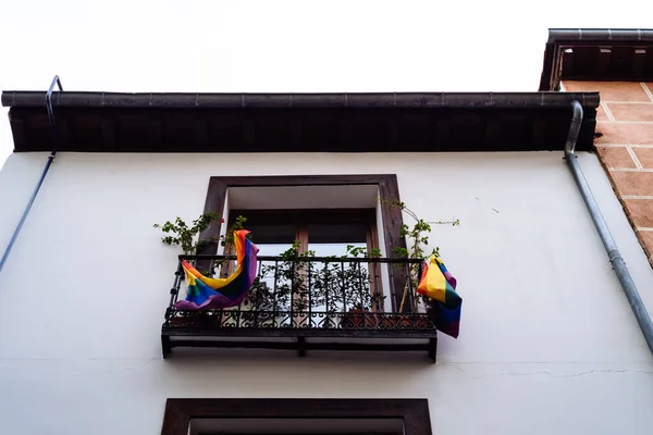 Blick Auf Den Balkon Mit Lgbtq Regenbogenfahnen Lavapies Viertel Madrid — Stockfoto
